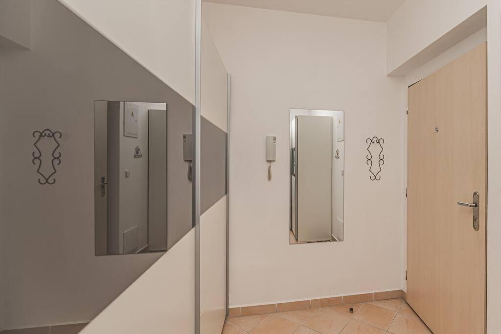 °°°Carolina'S Modern Apartment °°° Hradec Kralove Ngoại thất bức ảnh